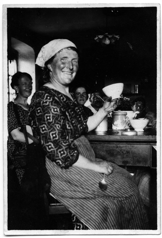 Ritratto di donne all'interno della trattoria Menghetti