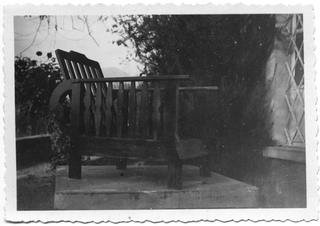 Grande sedia su piedestallo, opera di Antonio Menghetti