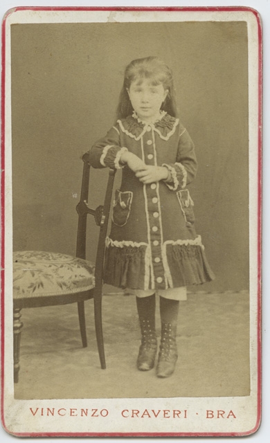 Ritratto di bambina con una sedia