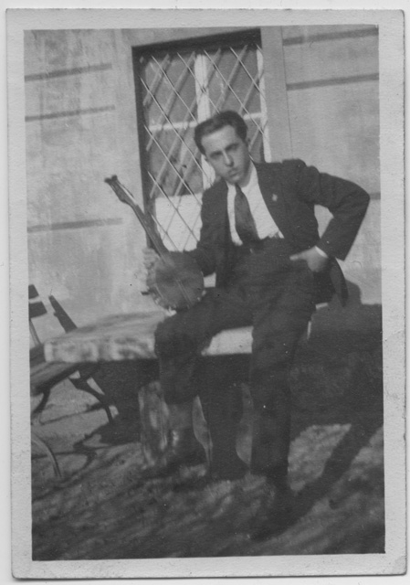 Ritratto di Antonio Menghetti con un banjo