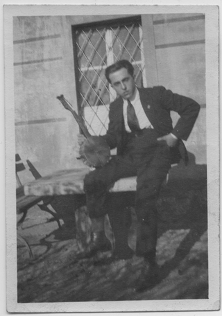 Ritratto di Antonio Menghetti con un banjo