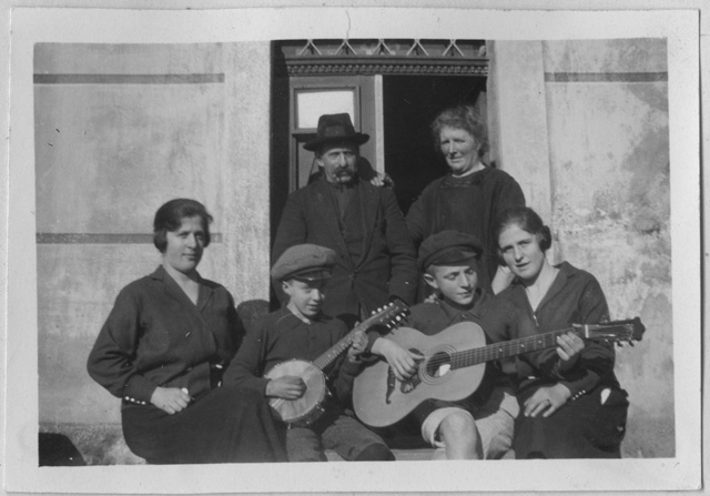 Ritratto della famiglia Menghetti con strumenti musicali