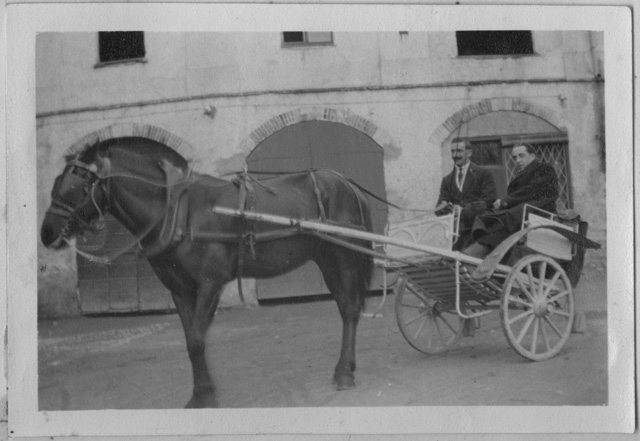Ritratto di due uomini su un carro al Baracón