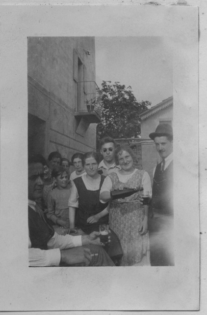 Gruppo di persone davanti alla trattoria Menghetti