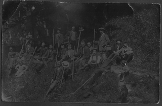 Il club alpino Caval Drossa in posa durante una gita