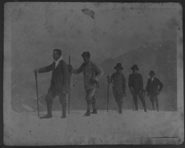 Club alpino Caval Drossa durante un'ascesa in montagna