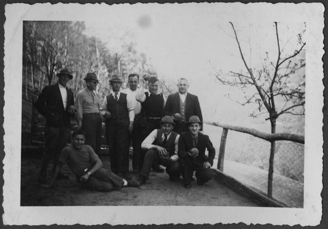 Il club alpino Caval Drossa in posa su un campo di bocce