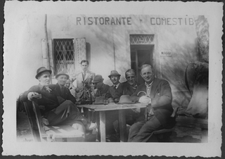 Club alpino Caval Drossa seduto al tavolo