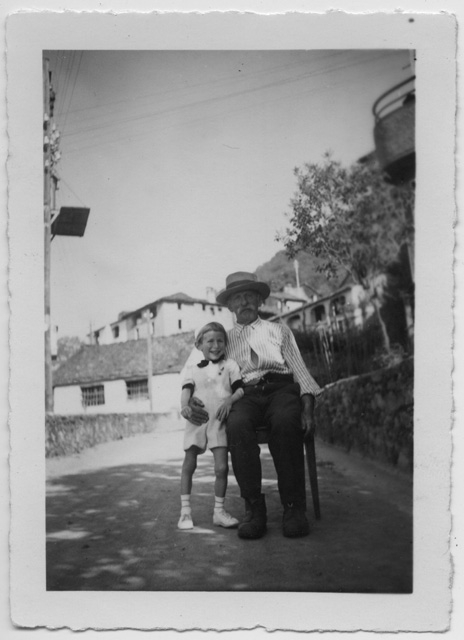 Ritratto di anziano con un bambino sulla strada di Bigorio