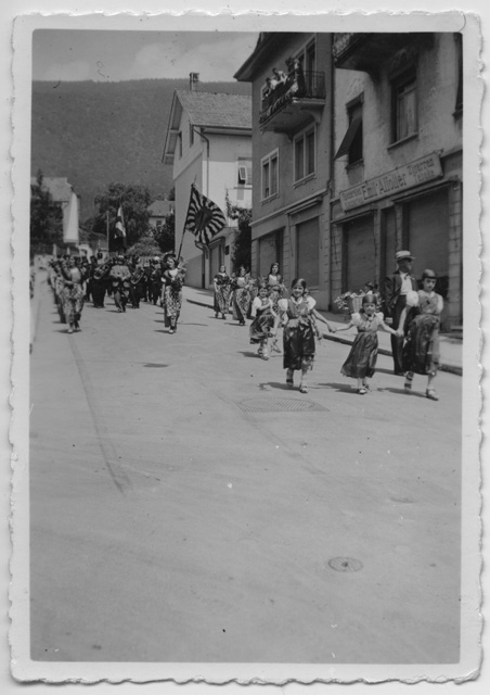 Sfilata con persone in costumi tradizionali e banda musicale