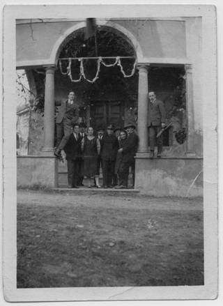 Gruppo in posa davanti alla chiesa di Santa Lucia a Cagiallo