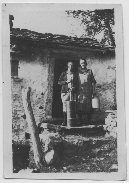 Ritratto di due donne sull'uscio di una cascina ai Monti di Brena a Gola di Lago