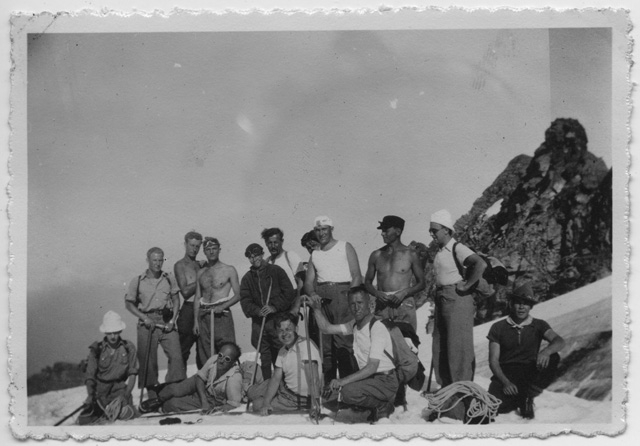 Ritratto di gruppo in gita sul ghiacciaio dell'Adula