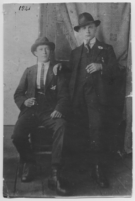 Ritratto di due uomini con sigaretta e cappello