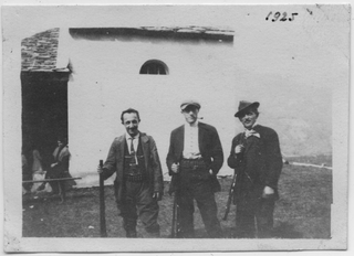 Ritratto di tre cacciatori davanti a una chiesa