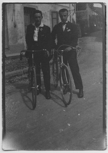 Ritratto di due uomini con biciclette