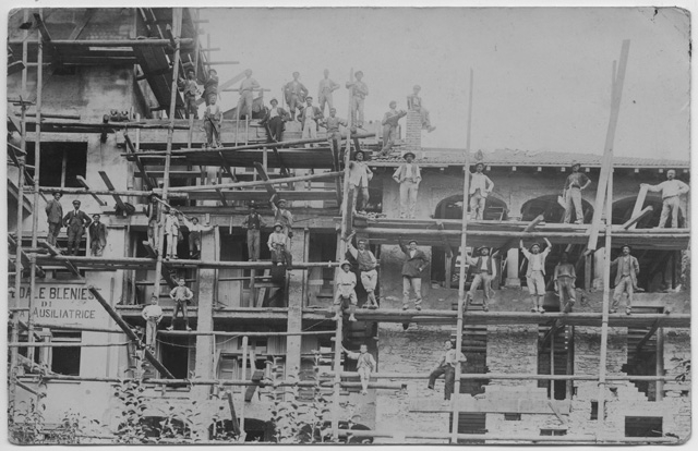 Operai in posa sui ponteggi durante l'ampliamento dell'ospedale bleniese di Santa Maria Ausiliatrice ad Acquarossa