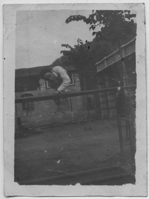 Ritratto di Romeo Cattaneo ginnasta alla parallela