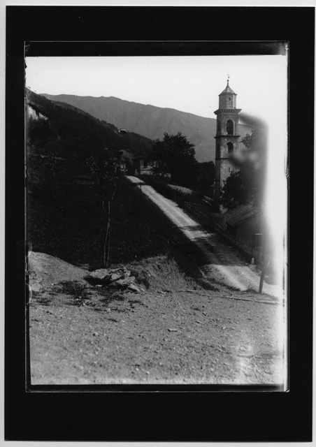 Veduta della strada e chiesa di Bidogno