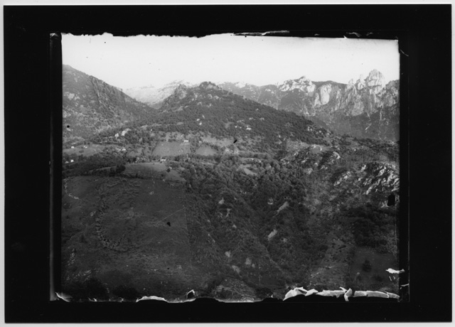 Veduta da Bidogno dei monti di Arla con i Denti della Vecchia sullo sfondo