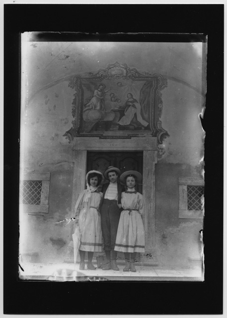 Ritratto di tre ragazzi sotto il portico dell'Oratorio di Santa Maria delle Grazie