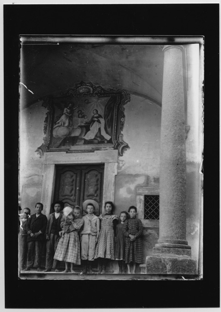 Gruppo di bambini in posa davanti all'Oratorio di Santa Maria delle Grazie