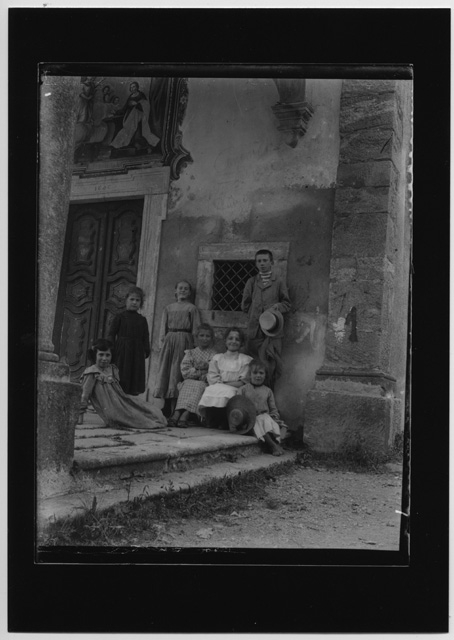 Bambini in posa davanti all'Oratorio di Santa Maria delle Grazie