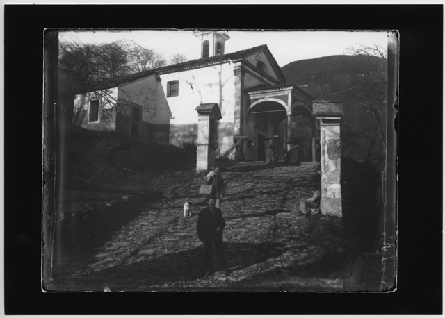 Persone sulla Via Crucis di Bidogno