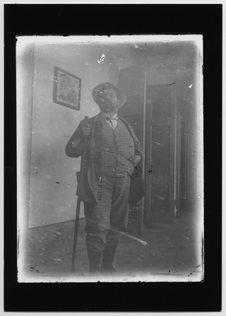 Ritratto di uomo con bastone in un interno