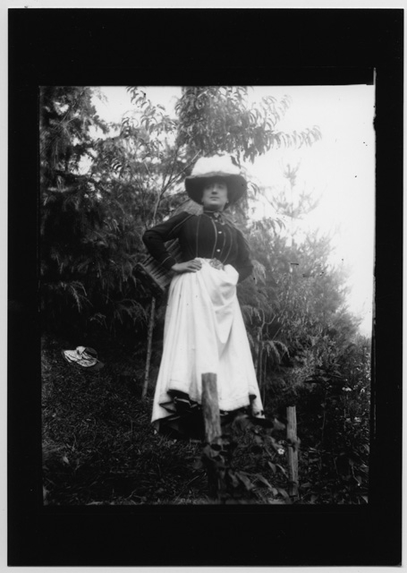 Ritratto di donna su un prato