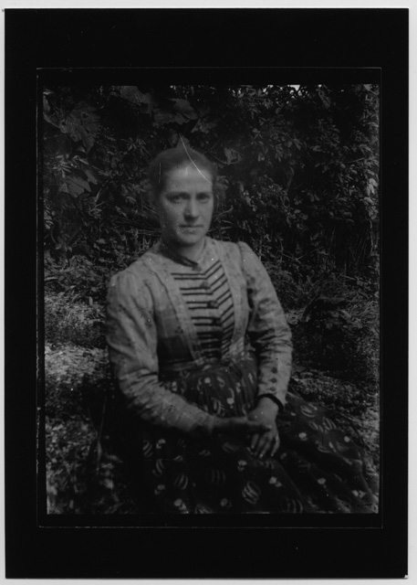 Ritratto di donna seduta sul prato