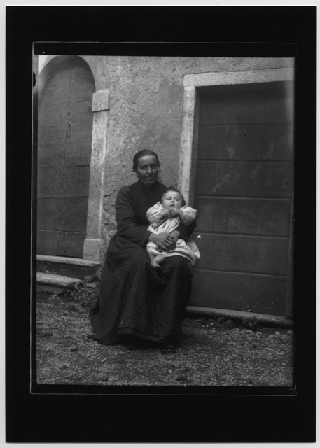 Ritratto di Carolina Canonica con il figlio Carlo Canonica sulle ginocchia