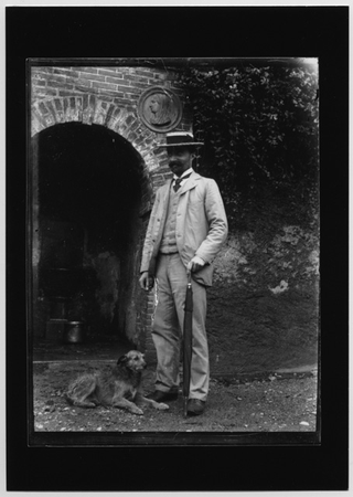 Ritratto di uomo con un cane nella piazza di Bidogno