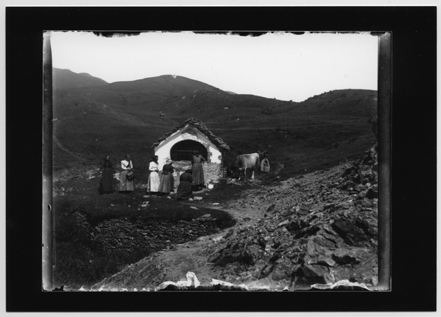 Donne in preghiera davanti a una cappella durante la salita al San Lucio
