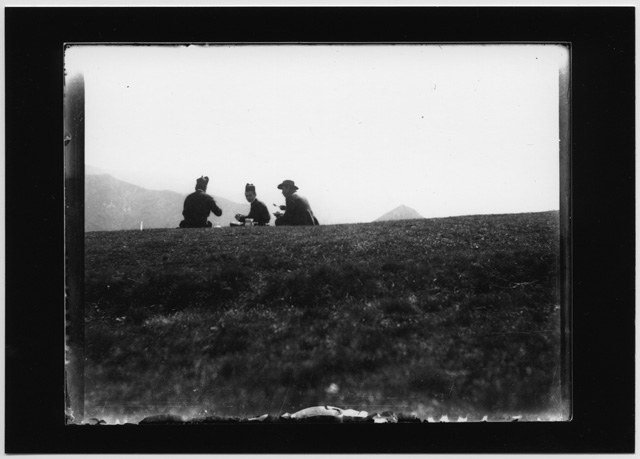 Ritratto di due preti e un uomo seduti al San Lucio