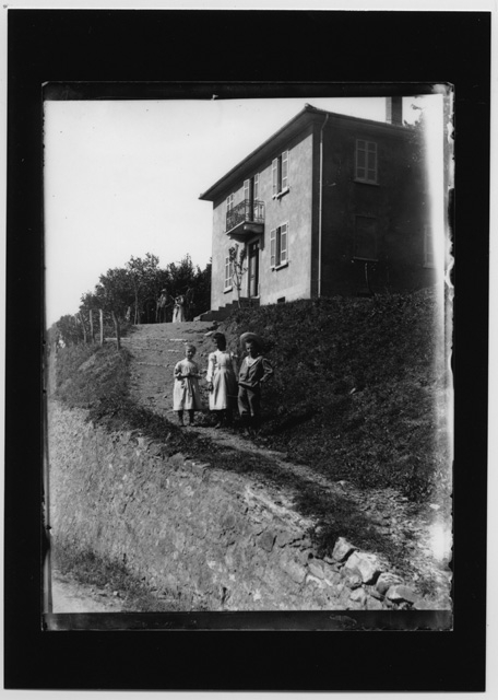 Tre bambini davanti a una casa di Mièra