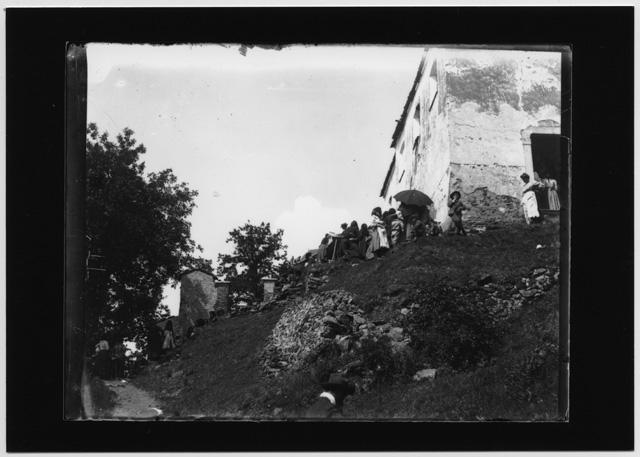 Persone all'uscita della chiesa di San Fermo e Rustico a Corticiasca