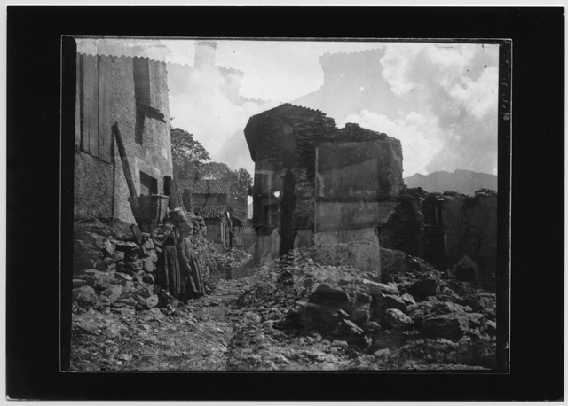 Due donne che trasportano materiale della frana di Corticiasca