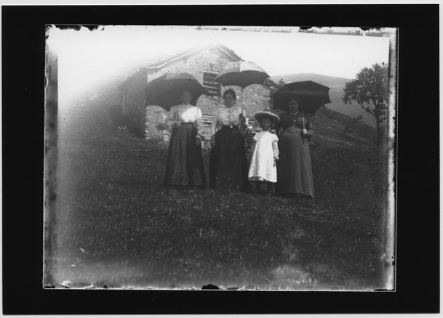 Tre donne con una bambina sui monti di Treggia