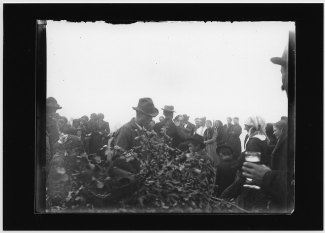 Gruppo di persone in festa, con due ballerini