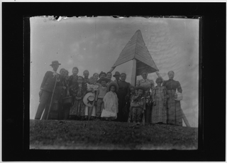 Gruppo di persone davanti a un riparo