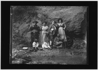 Ritratto della famiglia Quirici a fianco del fiume Bello