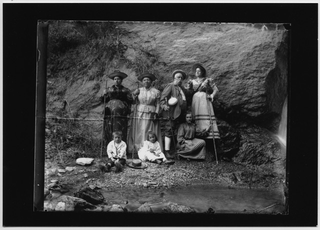 Ritratto della famiglia Quirici a fianco del fiume Bello