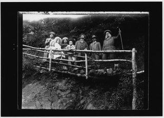 Ritratto della famiglia Quirici sul sentiero nei pressi del fiume Bello