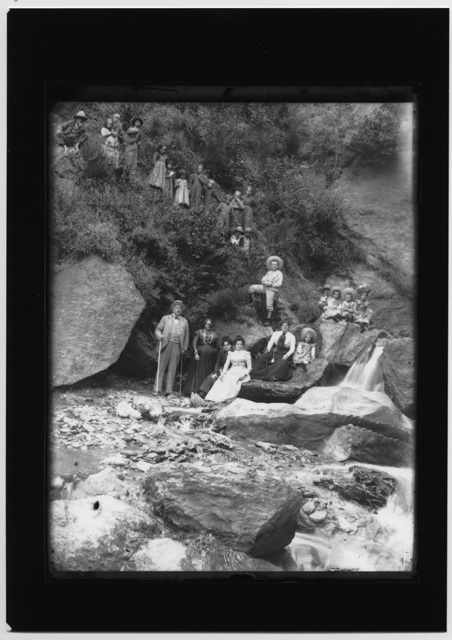 La famiglia Quirici e altri bambini sul fiume Bello