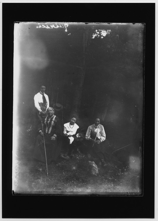 Ritratto di quattro donne ai limiti di un bosco