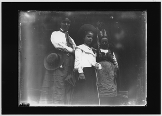 Ritratto di tre donne con un prete