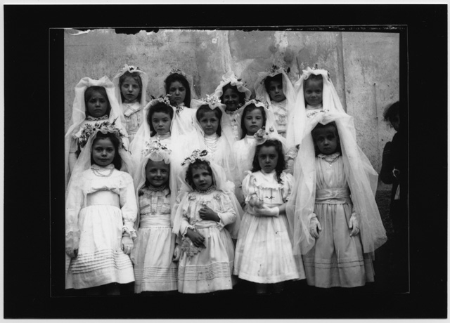 Ritratto di bambine con il vestito della Prima Comunione