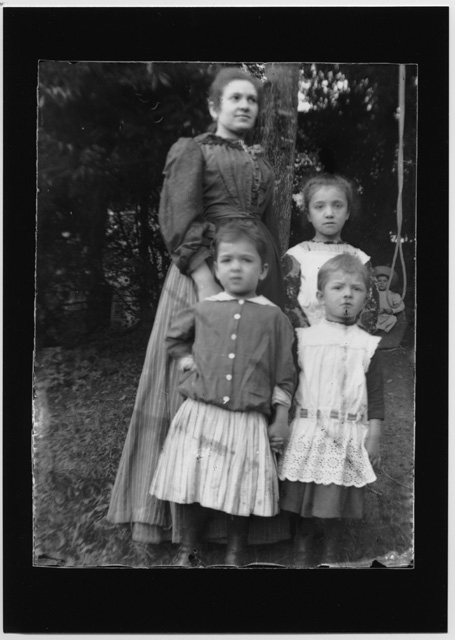 Ritratto di donna con tre bambini