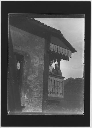 Ritratto di due donne sul balcone di casa Quirici